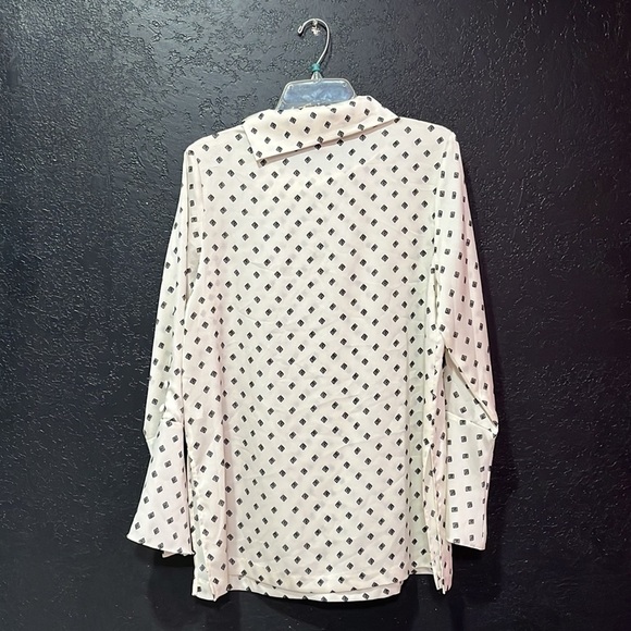 VINCE CAMUTO Diamond Pattern 100% Polyester Blouse Size M NWT - Picture 3 of 7